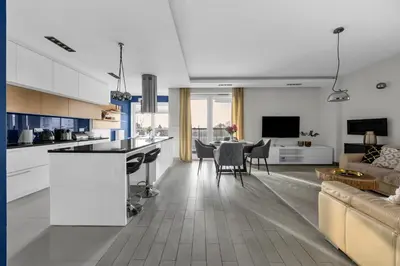 Telewizja i/lub zestaw kina domowego w obiekcie Prestige Three-Bedroom Apt - 110m2, Parking, Balcony - by Rentujemy
