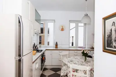Kuchnia lub aneks kuchenny w obiekcie Cozy Sunny Apartment in the center of Warsaw Prague