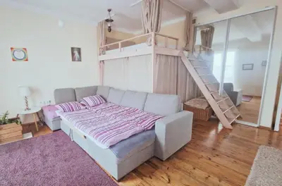 Część wypoczynkowa w obiekcie Cozy Sunny Apartment in the center of Warsaw Prague