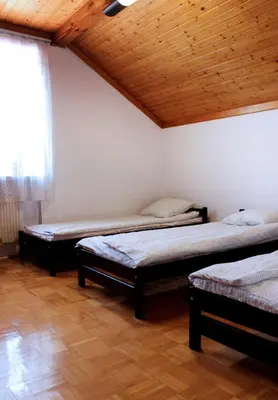 Łóżko lub łóżka w pokoju w obiekcie Gostiny Dom Agatowa, Targówek