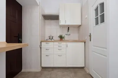 Kuchnia lub aneks kuchenny w obiekcie Stylish Wilcza Studio in the Heart of Warsaw by Noclegi Renters