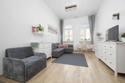 Telewizja i/lub zestaw kina domowego w obiekcie Stylish Wilcza Studio in the Heart of Warsaw by Noclegi Renters
