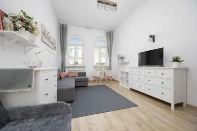 Telewizja i/lub zestaw kina domowego w obiekcie Stylish Wilcza Studio in the Heart of Warsaw by Noclegi Renters