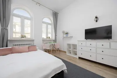 Telewizja i/lub zestaw kina domowego w obiekcie Stylish Wilcza Studio in the Heart of Warsaw by Noclegi Renters
