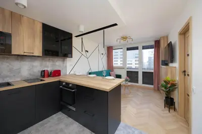 Kuchnia lub aneks kuchenny w obiekcie Modern One-Bedroom Apartment in the City Centre 550 m to the Palace of Culture and Science by Noclegi Renters