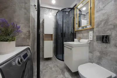 Łazienka w obiekcie Modern One-Bedroom Apartment in the City Centre 550 m to the Palace of Culture and Science by Noclegi Renters