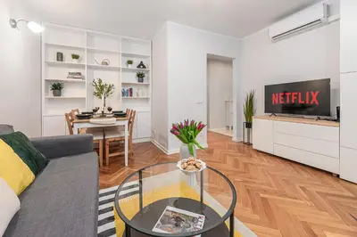 Telewizja i/lub zestaw kina domowego w obiekcie Lumina cozy apartment in the city center