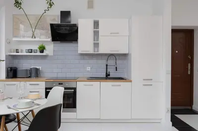 Kuchnia lub aneks kuchenny w obiekcie Cozy Apartment Hoża Warsaw Near PKIN with Air Conditioning by Noclegi Renters