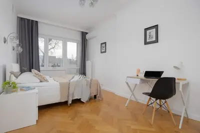 Łóżko lub łóżka w pokoju w obiekcie Cozy Apartment Hoża Warsaw Near PKIN with Air Conditioning by Noclegi Renters