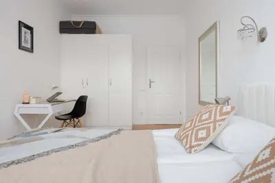 Łóżko lub łóżka w pokoju w obiekcie Cozy Apartment Hoża Warsaw Near PKIN with Air Conditioning by Noclegi Renters
