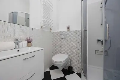 Łazienka w obiekcie Cozy Apartment Hoża Warsaw Near PKIN with Air Conditioning by Noclegi Renters