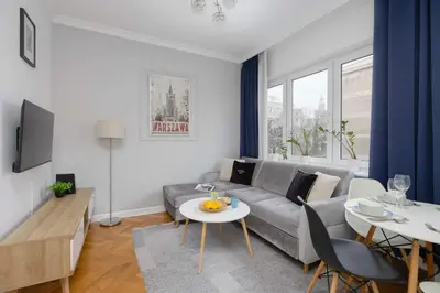 Telewizja i/lub zestaw kina domowego w obiekcie Cozy Apartment Hoża Warsaw Near PKIN with Air Conditioning by Noclegi Renters