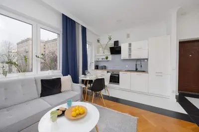 Kuchnia lub aneks kuchenny w obiekcie Cozy Apartment Hoża Warsaw Near PKIN with Air Conditioning by Noclegi Renters