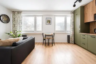 Kuchnia lub aneks kuchenny w obiekcie Wawer Urban Jungle Studio by BookingHost