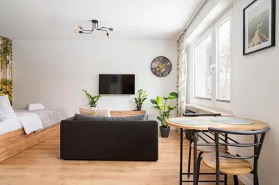 Telewizja i/lub zestaw kina domowego w obiekcie Wawer Urban Jungle Studio by BookingHost