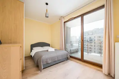 Łóżko lub łóżka w pokoju w obiekcie Wola Jana Kazimierza Homely Apartment by BookingHost