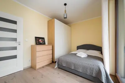 Łóżko lub łóżka w pokoju w obiekcie Wola Jana Kazimierza Homely Apartment by BookingHost