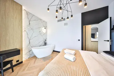 Łóżko lub łóżka w pokoju w obiekcie Kasprzaka 29 Wola Tower Apt z Wanną i Widokiem Na Panoramę Centrum By Perfect Apart 1231