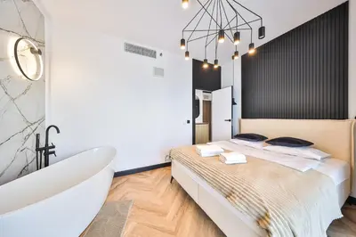 Łóżko lub łóżka w pokoju w obiekcie Kasprzaka 29 Wola Tower Apt z Wanną i Widokiem Na Panoramę Centrum By Perfect Apart 1231