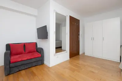 Telewizja i/lub zestaw kina domowego w obiekcie Modern Studios with Functional Furnishings Warsaw City Centre by Noclegi Renters