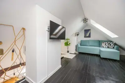 Telewizja i/lub zestaw kina domowego w obiekcie Modern Studios with Functional Furnishings Warsaw City Centre by Noclegi Renters