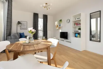 Telewizja i/lub zestaw kina domowego w obiekcie Green Apartments Bora-Komorowskiego by Solarento