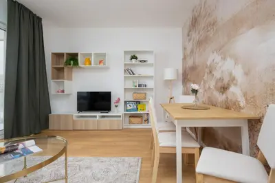 Telewizja i/lub zestaw kina domowego w obiekcie Gocław Harmony Apartments Znanieckiego by Solarento