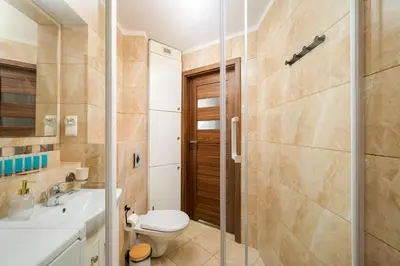 Łazienka w obiekcie Warszawa Wola Center 3-Bedroom Apartment by BookingHost