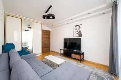 Telewizja i/lub zestaw kina domowego w obiekcie Warszawa Wola Center 3-Bedroom Apartment by BookingHost