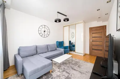 Telewizja i/lub zestaw kina domowego w obiekcie Warszawa Wola Center 3-Bedroom Apartment by BookingHost