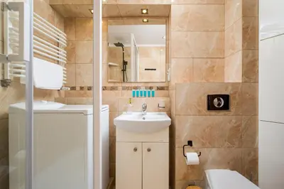 Łazienka w obiekcie Warszawa Wola Center 3-Bedroom Apartment by BookingHost