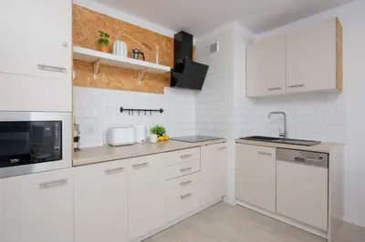 Kuchnia lub aneks kuchenny w obiekcie Spacious Two Bedroom Apartment with Bathtub by Noclegi Renters