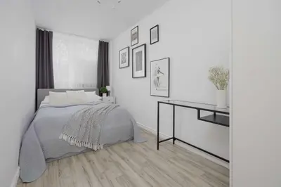 Łóżko lub łóżka w pokoju w obiekcie Spacious Two Bedroom Apartment with Bathtub by Noclegi Renters