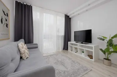 Telewizja i/lub zestaw kina domowego w obiekcie Spacious Two Bedroom Apartment with Bathtub by Noclegi Renters