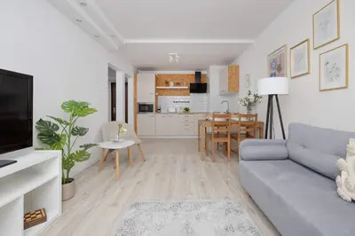 Kuchnia lub aneks kuchenny w obiekcie Spacious Two Bedroom Apartment with Bathtub by Noclegi Renters