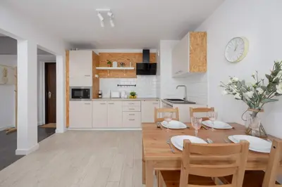 Kuchnia lub aneks kuchenny w obiekcie Spacious Two Bedroom Apartment with Bathtub by Noclegi Renters