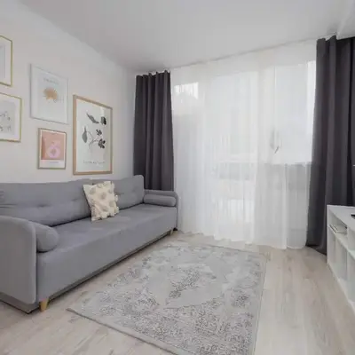 Spacious Two Bedroom Apartment with Bathtub by Noclegi Renters