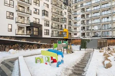Plac zabaw dla dzieci w obiekcie Metro Płocka Urban Oasis Apartment by BookingHost