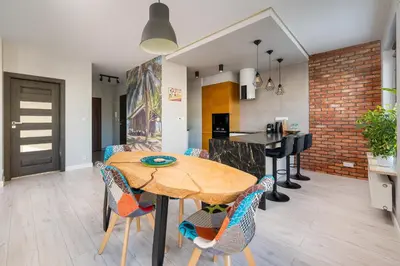 Telewizja i/lub zestaw kina domowego w obiekcie Metro Płocka Urban Oasis Apartment by BookingHost