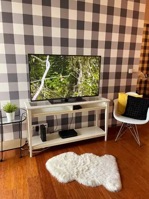 Telewizja i/lub zestaw kina domowego w obiekcie HomeComfort Apartament Wenecja