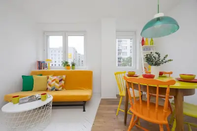 Część wypoczynkowa w obiekcie Colorful Two Bedroom Apartment Platynowa Warsaw Perfect for Remote Work by Noclegi Renters