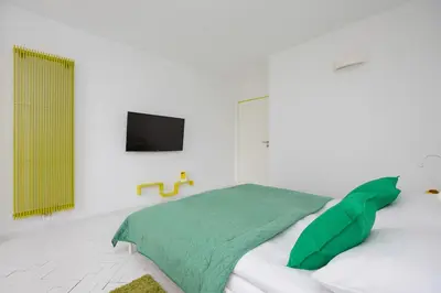 Łóżko lub łóżka w pokoju w obiekcie Colorful Two Bedroom Apartment Platynowa Warsaw Perfect for Remote Work by Noclegi Renters