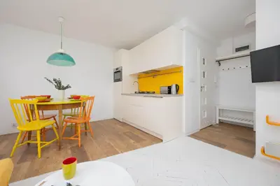Kuchnia lub aneks kuchenny w obiekcie Colorful Two Bedroom Apartment Platynowa Warsaw Perfect for Remote Work by Noclegi Renters