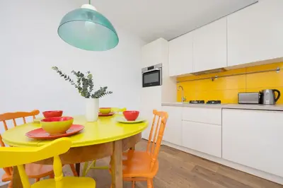 Kuchnia lub aneks kuchenny w obiekcie Colorful Two Bedroom Apartment Platynowa Warsaw Perfect for Remote Work by Noclegi Renters