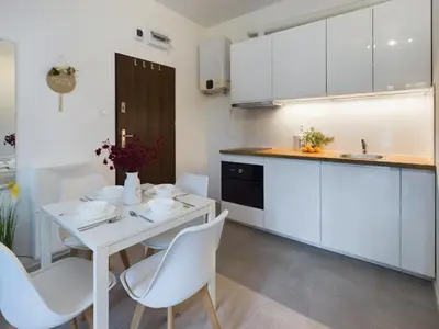 Kuchnia lub aneks kuchenny w obiekcie Cozy Studio with Parking - Sleeps 4 - Near Warsaw Airport