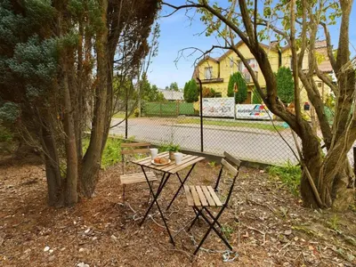 Ogród w obiekcie Cozy Studio with Parking - Sleeps 4 - Near Warsaw Airport