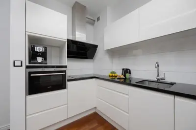 Kuchnia lub aneks kuchenny w obiekcie Elegant Apartment with Air Conditioning and Underground Parking by Renters Prestige