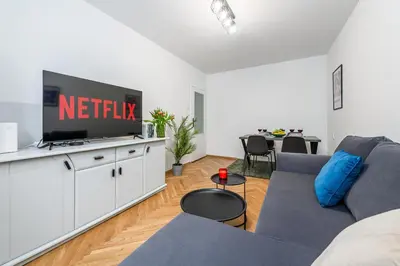 Telewizja i/lub zestaw kina domowego w obiekcie Lumina cozy 3-room apartment in Warsaw