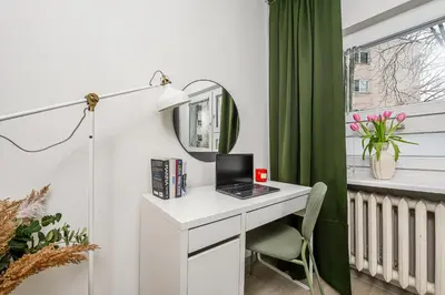 Telewizja i/lub zestaw kina domowego w obiekcie Lumina cozy 3-room apart near the metro station