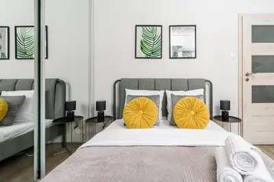 Łóżko lub łóżka w pokoju w obiekcie Lumina cozy 3-room apart near the metro station